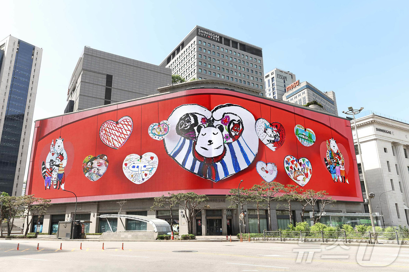 (서울=뉴스1) = 신세계백화점이 가정의 달인 5월을 맞아 오는 5월 28일까 본점 미디어파사드 신세계스퀘어에서 지난 3월 진행된 '리틀 신세계 아티스트' 행사를 통해 모인 어린이 …
