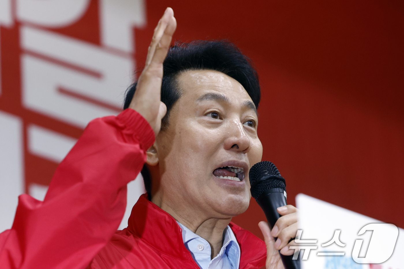 (서울=뉴스1) 박정호 기자 = 오세훈 국민의힘 서울시장 후보가 28일 서울 용산구 청파동 새마을금고 대강당에서 열린 제9회 전국동시지방선거 용산구 필승결의대회에서 축사를 하고 있 …