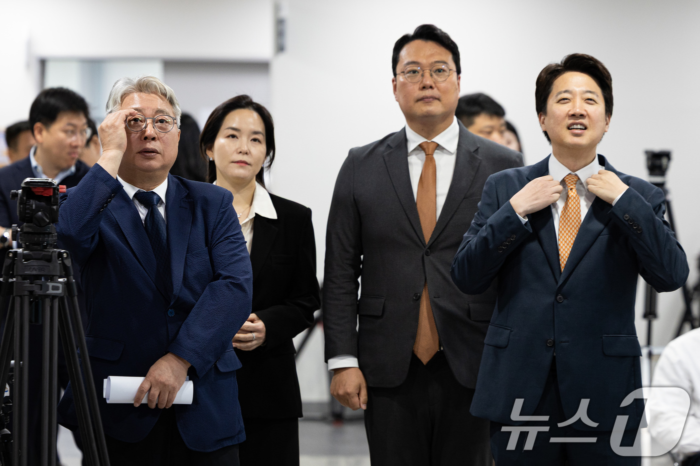 (서울=뉴스1) 유승관 기자 = 개혁신당 소속 조응천 전 의원이 28일 서울 여의도 국회 소통관에서 6·3 지방선거 경기도지사 선거 출마선언 기자회견에 앞서 지도부와 대화하고 있다 …