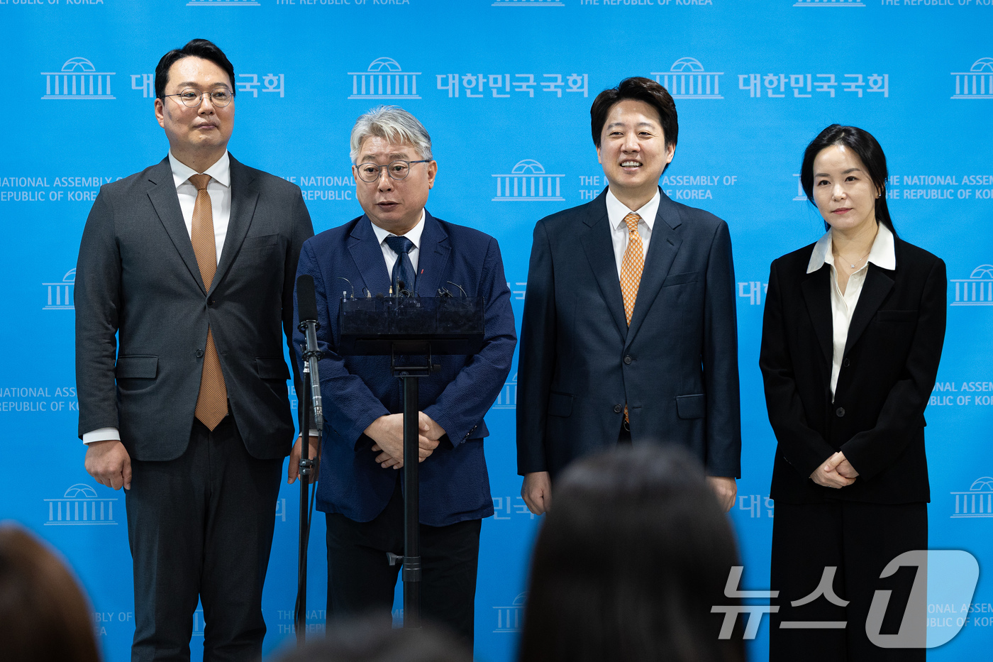 (서울=뉴스1) 유승관 기자 = 개혁신당 소속 조응천 전 의원이 28일 서울 여의도 국회 소통관에서 6·3 지방선거 경기도지사 선거 출마선언 기자회견을 마친 후 취재진 질문에 답하 …