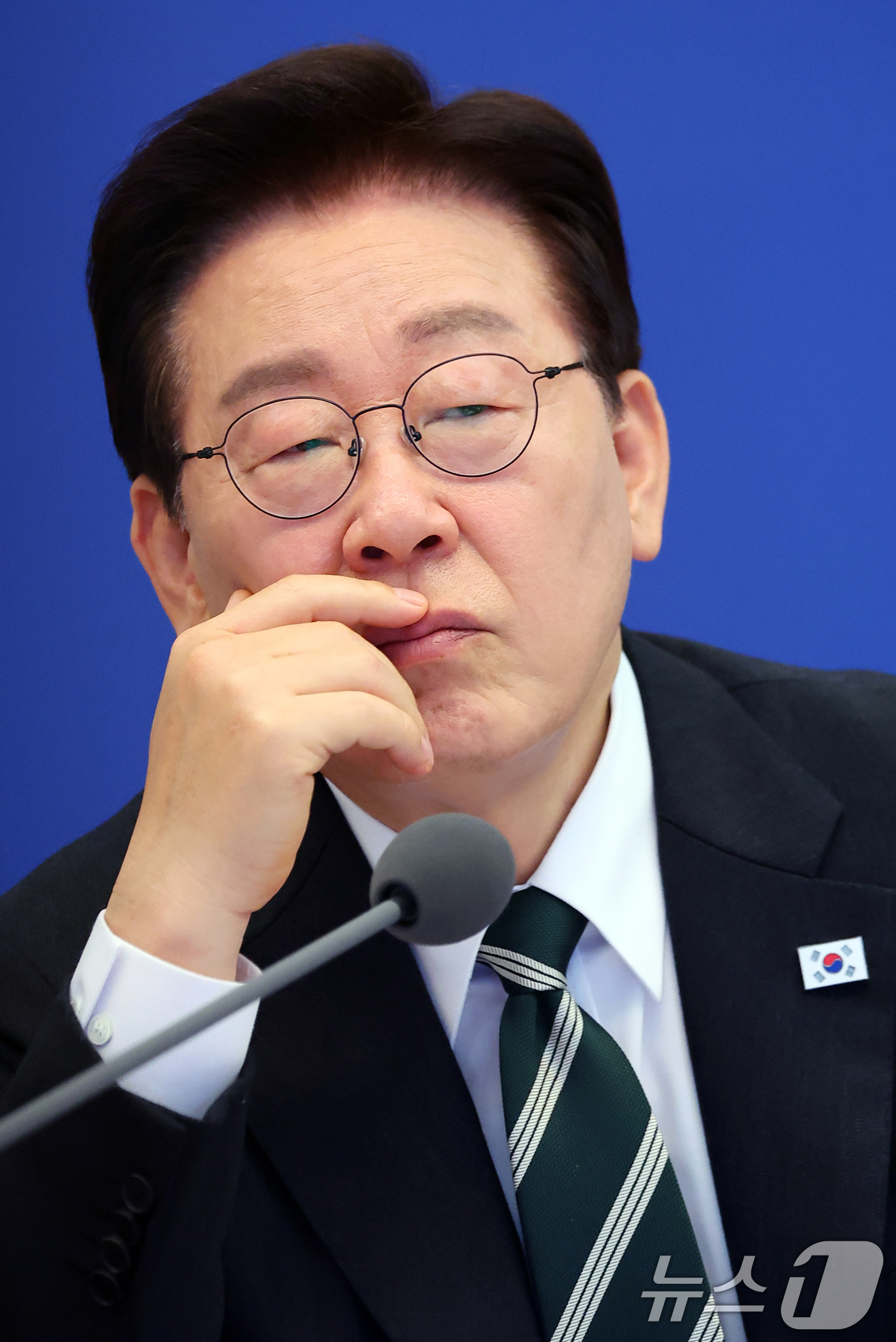 (서울=뉴스1) 허경 기자 = 이재명 대통령이 28일 청와대에서 열린 제18회 국무회의 겸 제6차 비상경제점검회의에서 발언을 경청하고 있다. 2026.4.28/뉴스1