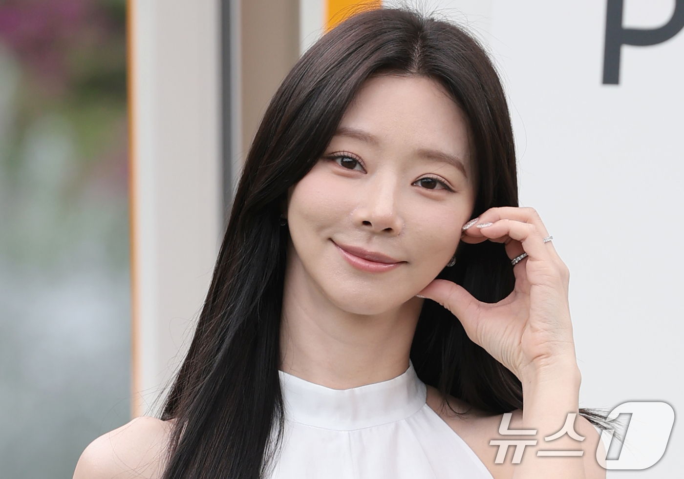 (서울=뉴스1) 권현진 기자 = 배우 이주빈이 28일 서울 서초구 예술의전당 음악광장에서 열린 아쿠아 디 파르마 팝업 스토어 오픈 행사에 참석해 포즈를 취하고 있다. 2026.4. …