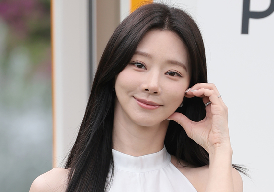 이주빈, 향기로운 볼 하트