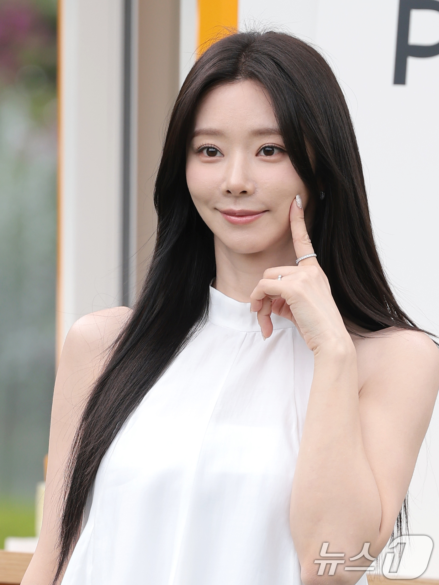 (서울=뉴스1) 권현진 기자 = 배우 이주빈이 28일 서울 서초구 예술의전당 음악광장에서 열린 아쿠아 디 파르마 팝업 스토어 오픈 행사에 참석해 포즈를 취하고 있다. 2026.4. …