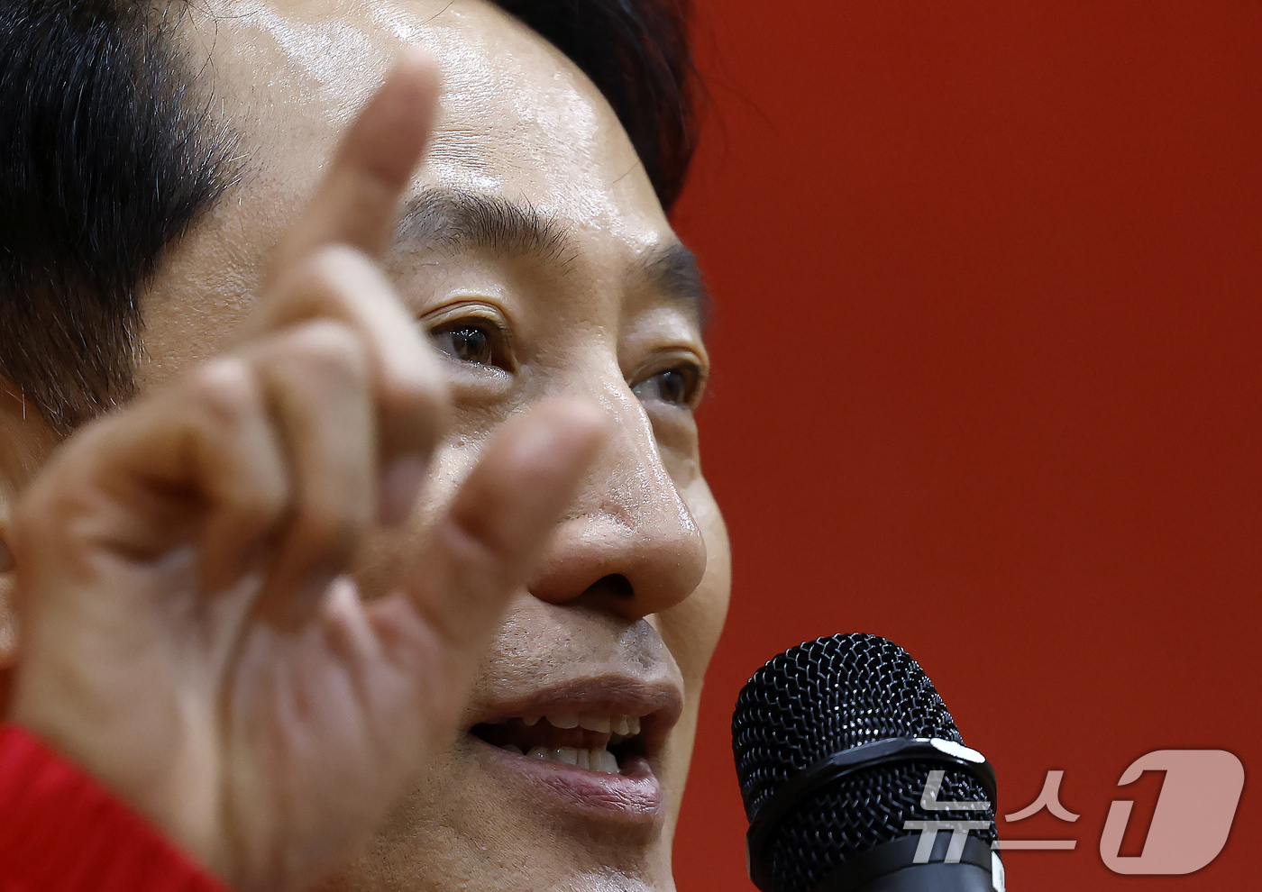 (서울=뉴스1) 박정호 기자 = 오세훈 국민의힘 서울시장 후보가 28일 서울 용산구 청파동 새마을금고 대강당에서 열린 제9회 전국동시지방선거 용산구 필승결의대회에서 축사를 하고 있 …