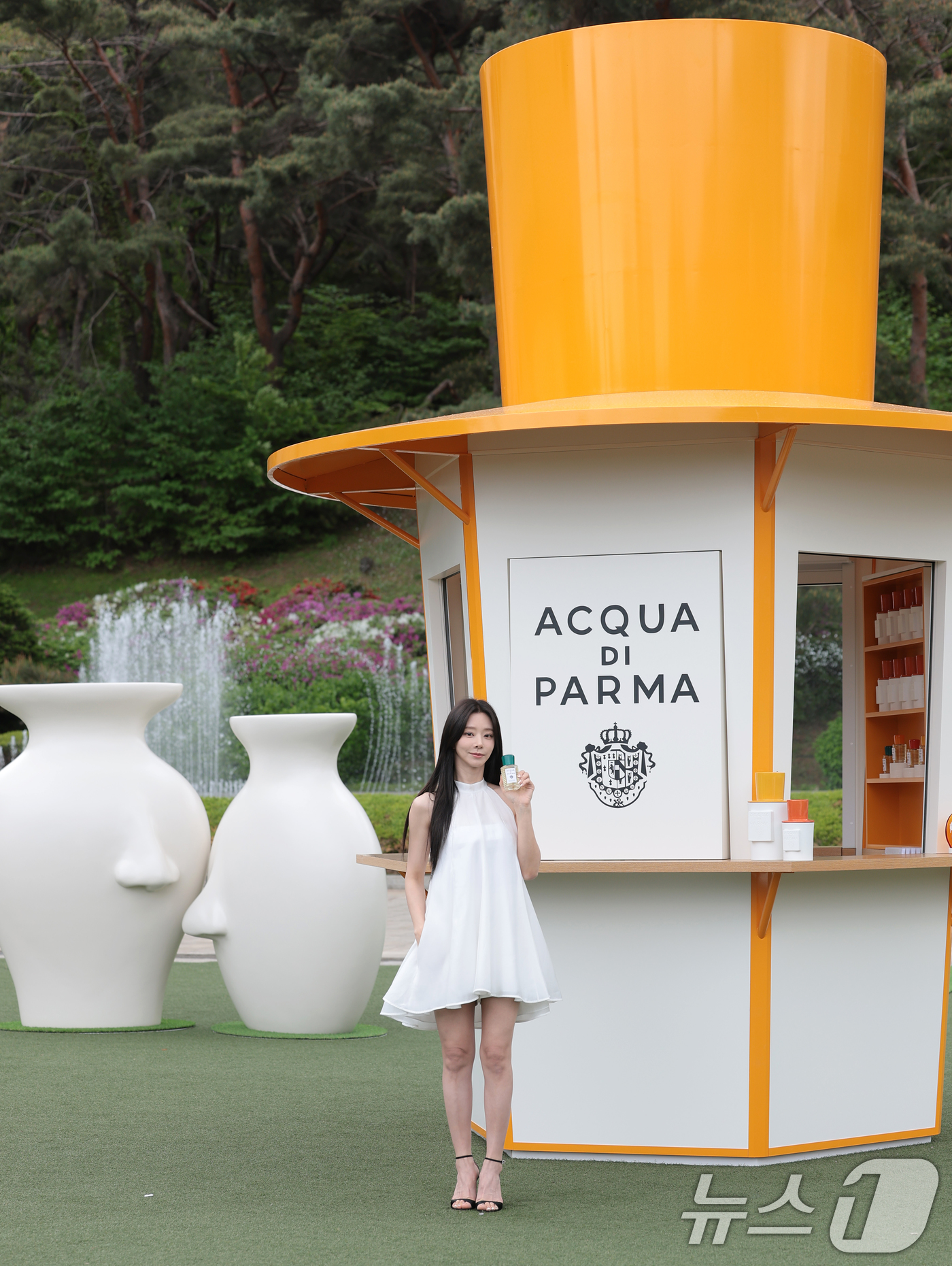 (서울=뉴스1) 권현진 기자 = 배우 이주빈이 28일 서울 서초구 예술의전당 음악광장에서 열린 아쿠아 디 파르마 팝업 스토어 오픈 행사에 참석해 포즈를 취하고 있다. 2026.4. …