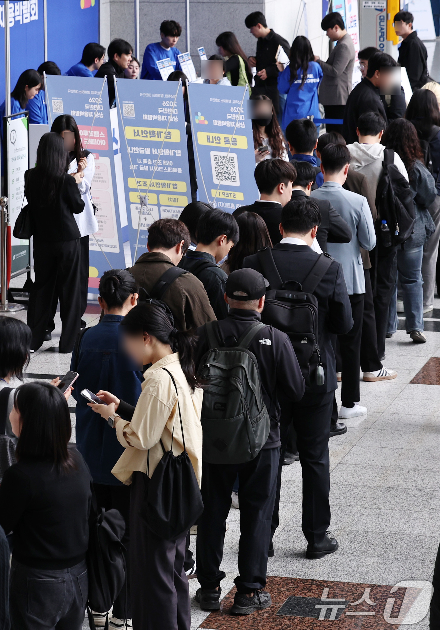 (서울=뉴스1) 구윤성 기자 = 28일 오전 서울 서초구 양재 aT센터에서 한국경제인협회 주최로 열린 '2026 대한민국 상생 채용박람회'에서 취업준비생들이 행사장 입장을 위해 길 …