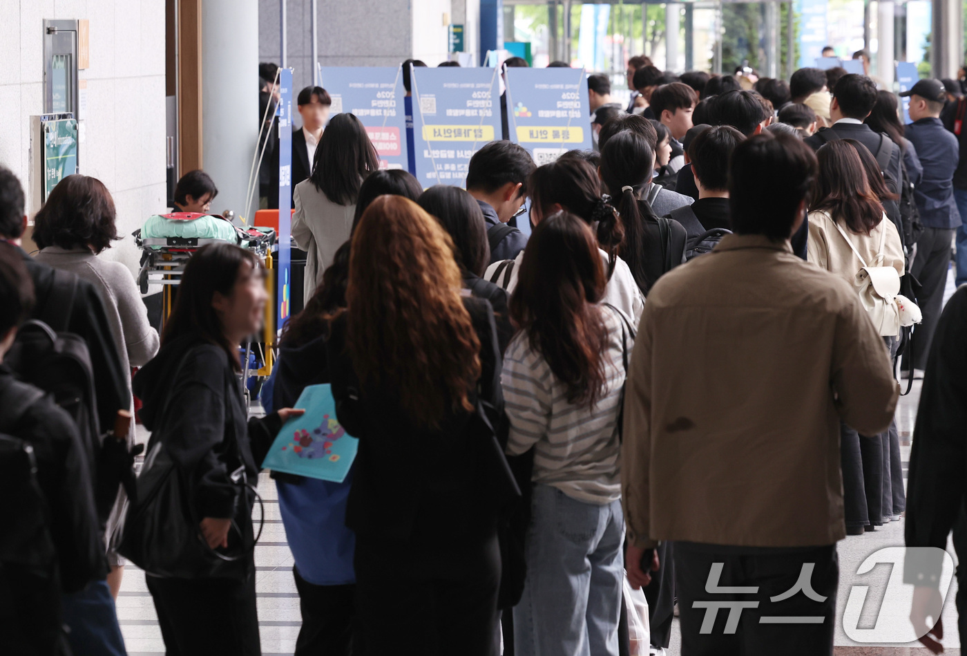 (서울=뉴스1) 구윤성 기자 = 28일 오전 서울 서초구 양재 aT센터에서 한국경제인협회 주최로 열린 '2026 대한민국 상생 채용박람회'에서 취업준비생들이 행사장 입장을 위해 길 …
