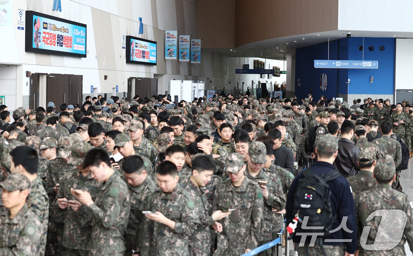 본문 이미지 - 28일 경기 고양 2026년 국군장병 취업박람회에서 장병들이 입장을 기다리고 있다. 2026.4.28 ⓒ 뉴스1 김민지 기자