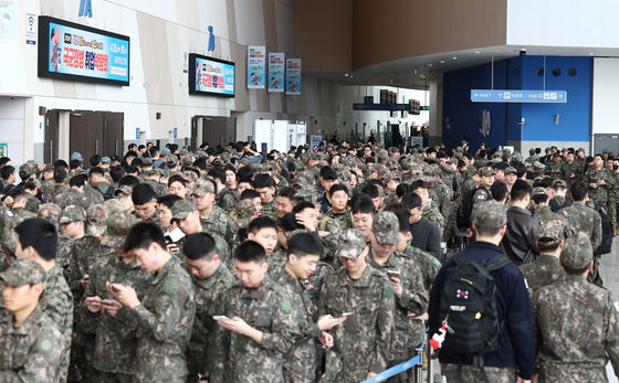 취업박람회 기다리는 국군 장병들