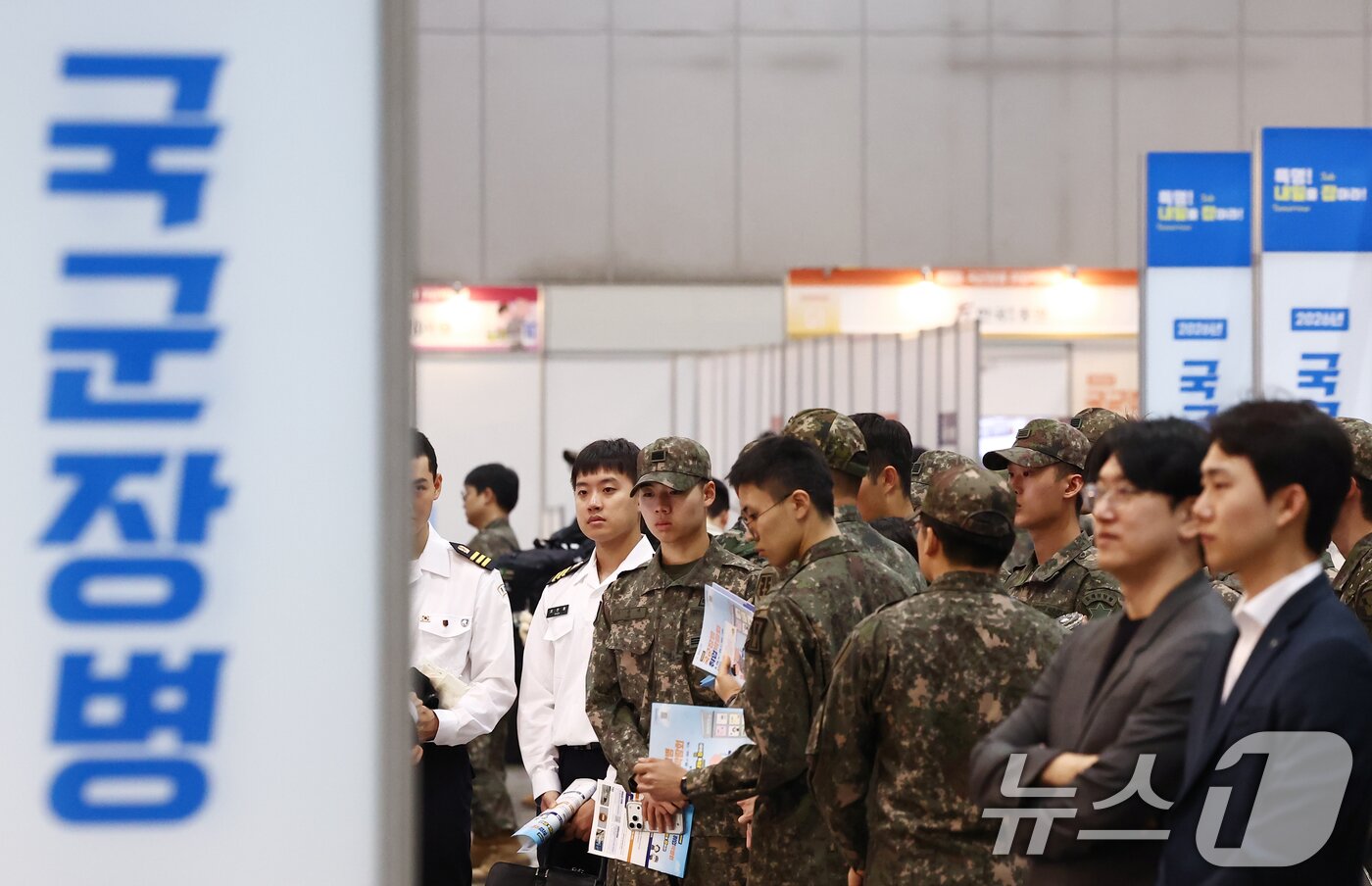 본문 이미지 - 28일 경기 고양 킨텍스에서 열린 2026년 국군장병 취업박람회에서 장병들이 면접을 보고 있다. 2026.4.28 ⓒ 뉴스1 김민지 기자
