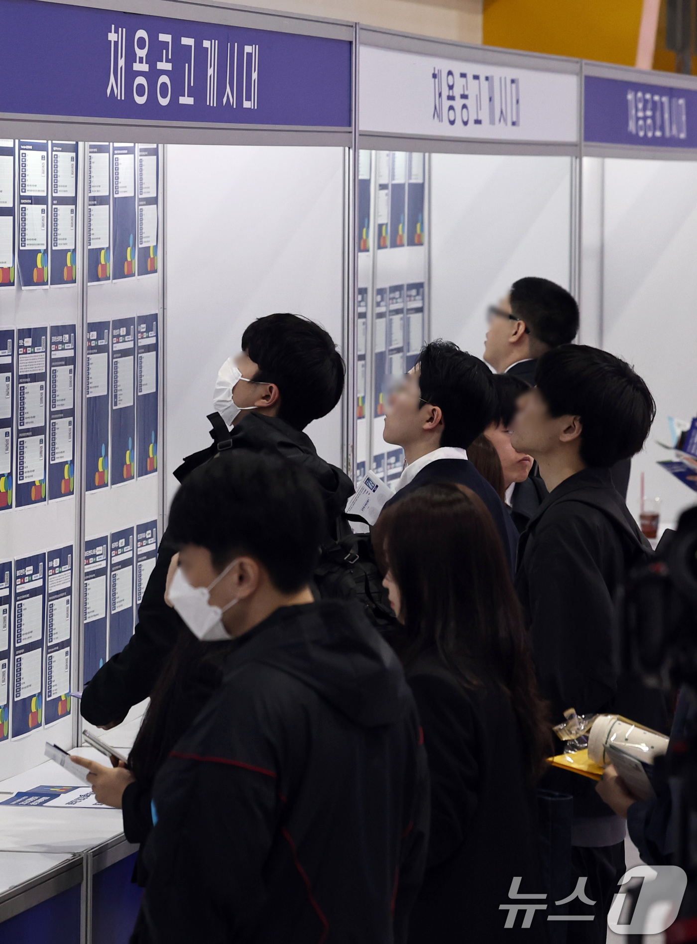 (서울=뉴스1) 구윤성 기자 = 28일 오전 서울 서초구 양재 aT센터에서 한국경제인협회 주최로 열린 '2026 대한민국 상생 채용박람회'에서 취업준비생들이 채용공고 게시판을 살펴 …