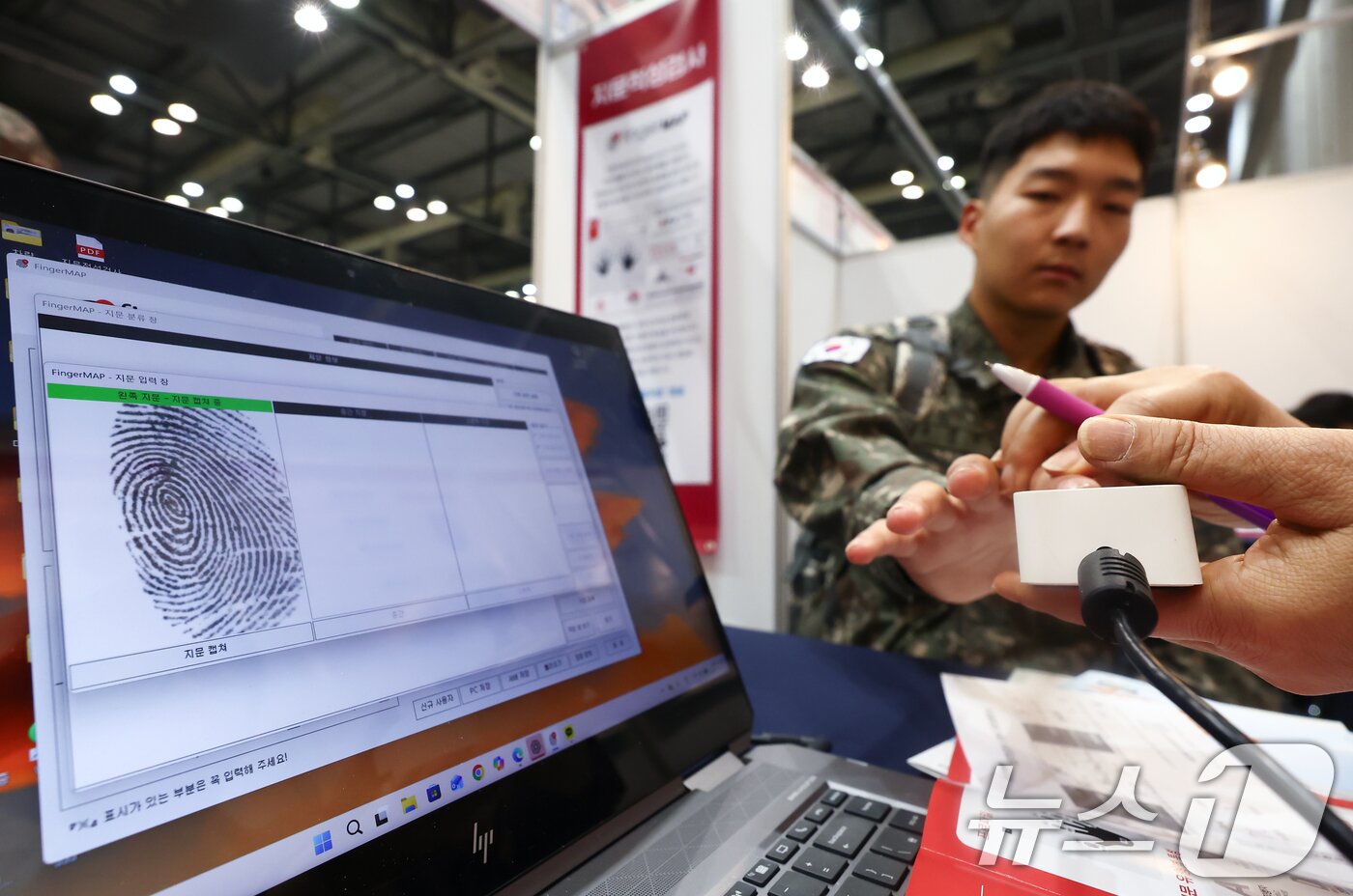 본문 이미지 - 28일 경기 고양 킨텍스에서 열린 2026년 국군장병 취업박람회에서 장병들이 지문을 이용한 적성검사를 하고 있다. 2026.4.28 ⓒ 뉴스1 김민지 기자