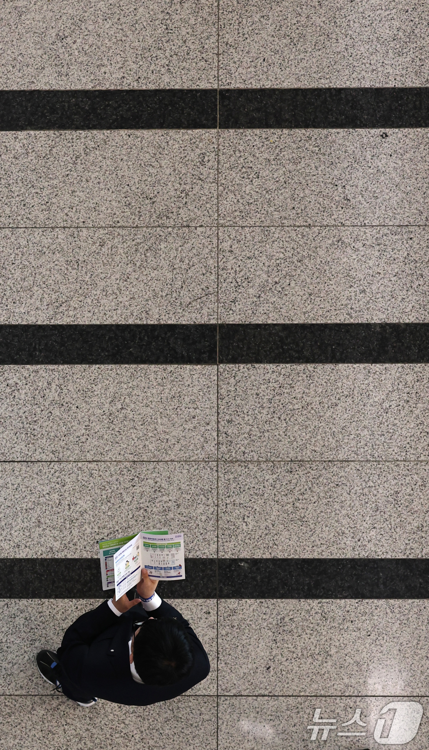 (서울=뉴스1) 구윤성 기자 = 28일 오전 서울 서초구 양재 aT센터에서 한국경제인협회 주최로 열린 '2026 대한민국 상생 채용박람회'에서 취업준비생이 안내 책자를 살피고 있다 …