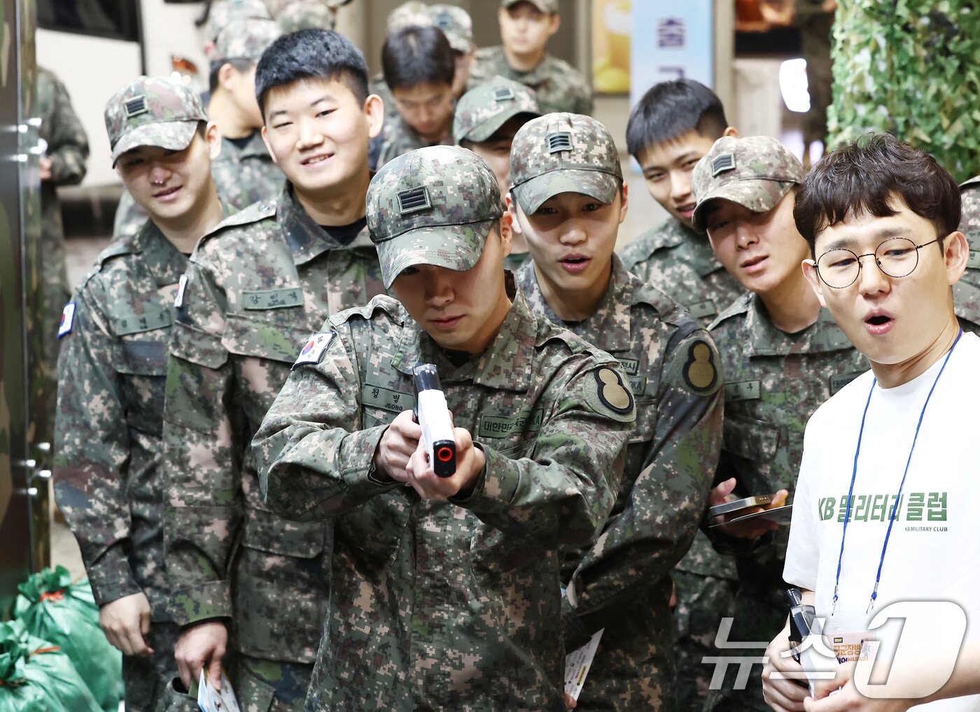 본문 이미지 - 28일 경기 고양 킨텍스에서 열린 2026년 국군장병 취업박람회에서 장병들이 부스에서 사격 체험을 하고 있다. 2026.4.28 ⓒ 뉴스1 김민지 기자