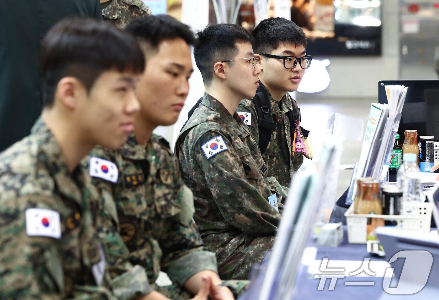 본문 이미지 - 28일 경기 고양 킨텍스에서 열린 2026년 국군장병 취업박람회에서 장병들이 면접을 보고 있다. 2026.4.28 ⓒ 뉴스1 김민지 기자