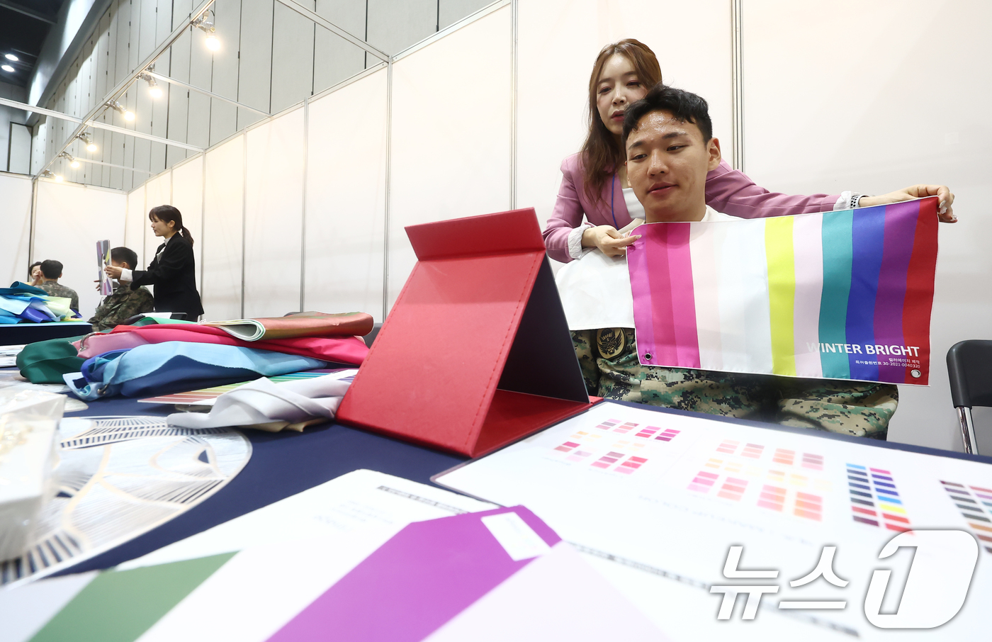 (고양=뉴스1) 김민지 기자 = 28일 경기 고양 킨텍스에서 열린 2026년 국군장병 취업박람회에서 장병들이 퍼스널컬러 진단을 받고 있다. 2026.4.28/뉴스1