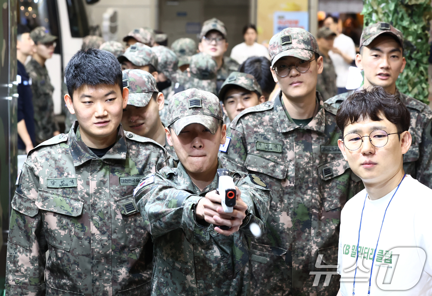 (고양=뉴스1) 김민지 기자 = 28일 경기 고양 킨텍스에서 열린 2026년 국군장병 취업박람회에서 장병들이 부스에서 사격 체험을 하고 있다. 2026.4.28/뉴스1