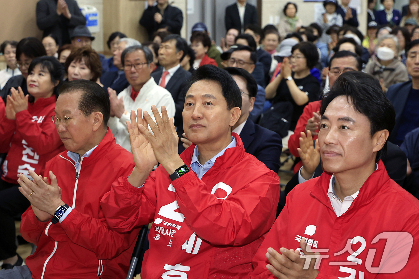 (서울=뉴스1) 박정호 기자 = 오세훈 국민의힘 서울시장 후보가 28일 서울 용산구 청파동 새마을금고 대강당에서 열린 제9회 전국동시지방선거 용산구 필승결의대회에서 참석자 소개에 …