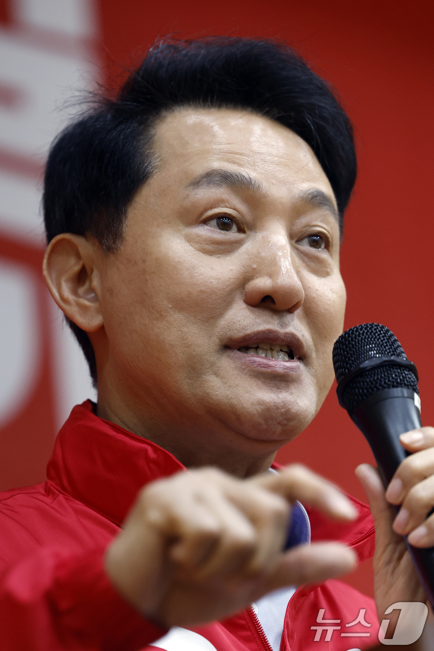 (서울=뉴스1) 박정호 기자 = 오세훈 국민의힘 서울시장 후보가 28일 서울 용산구 청파동 새마을금고 대강당에서 열린 제9회 전국동시지방선거 용산구 필승결의대회에서 축사를 하고 있 …