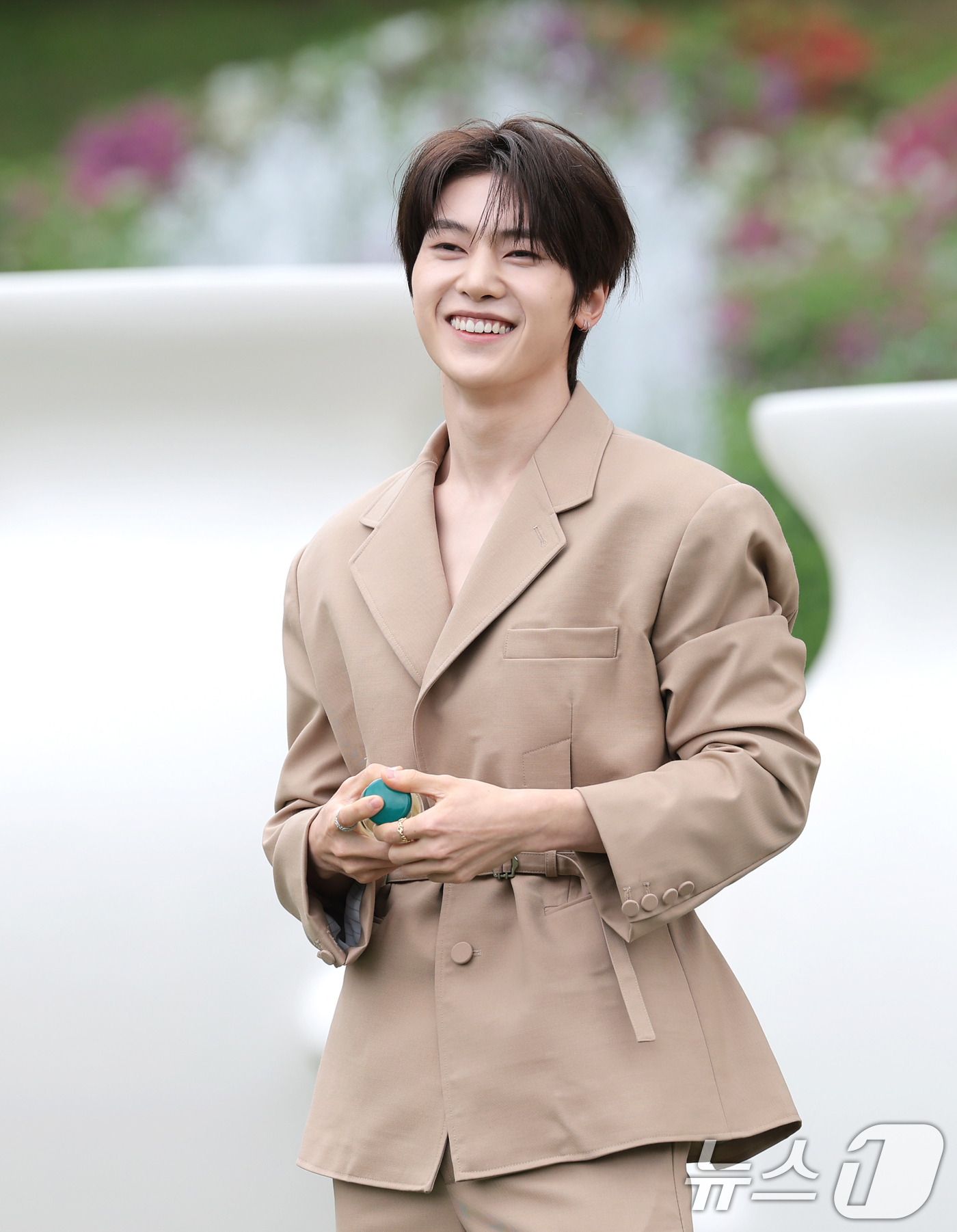 (서울=뉴스1) 권현진 기자 = 제로베이스원 석매튜가 28일 서울 서초구 예술의전당 음악광장에서 열린 아쿠아 디 파르마 팝업 스토어 오픈 행사에 참석해 포즈를 취하고 있다. 202 …