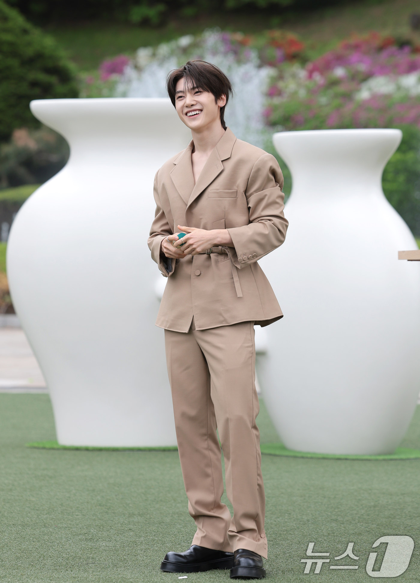 (서울=뉴스1) 권현진 기자 = 제로베이스원 석매튜가 28일 서울 서초구 예술의전당 음악광장에서 열린 아쿠아 디 파르마 팝업 스토어 오픈 행사에 참석해 포즈를 취하고 있다. 202 …