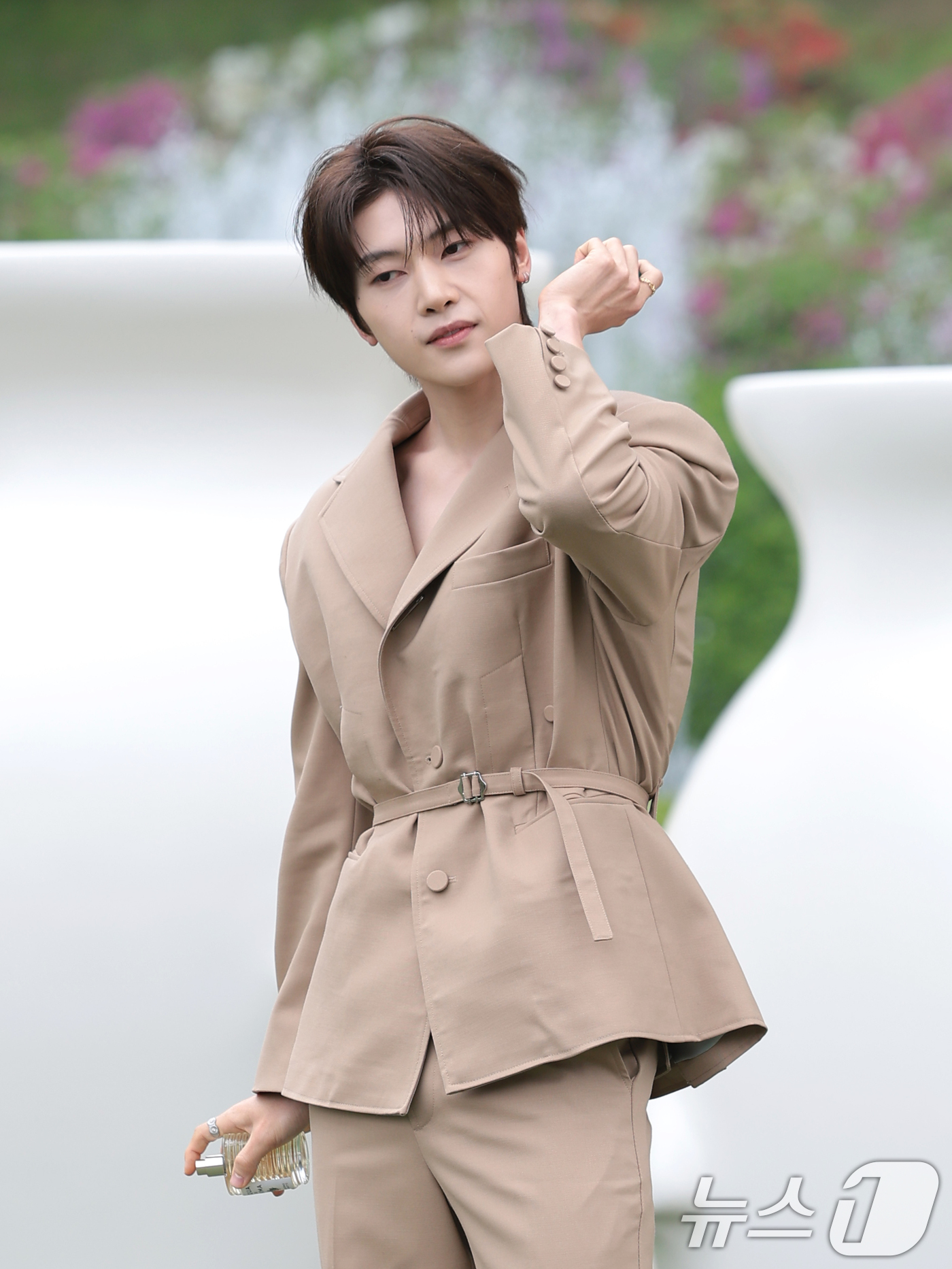 (서울=뉴스1) 권현진 기자 = 제로베이스원 석매튜가 28일 서울 서초구 예술의전당 음악광장에서 열린 아쿠아 디 파르마 팝업 스토어 오픈 행사에 참석해 포즈를 취하고 있다. 202 …