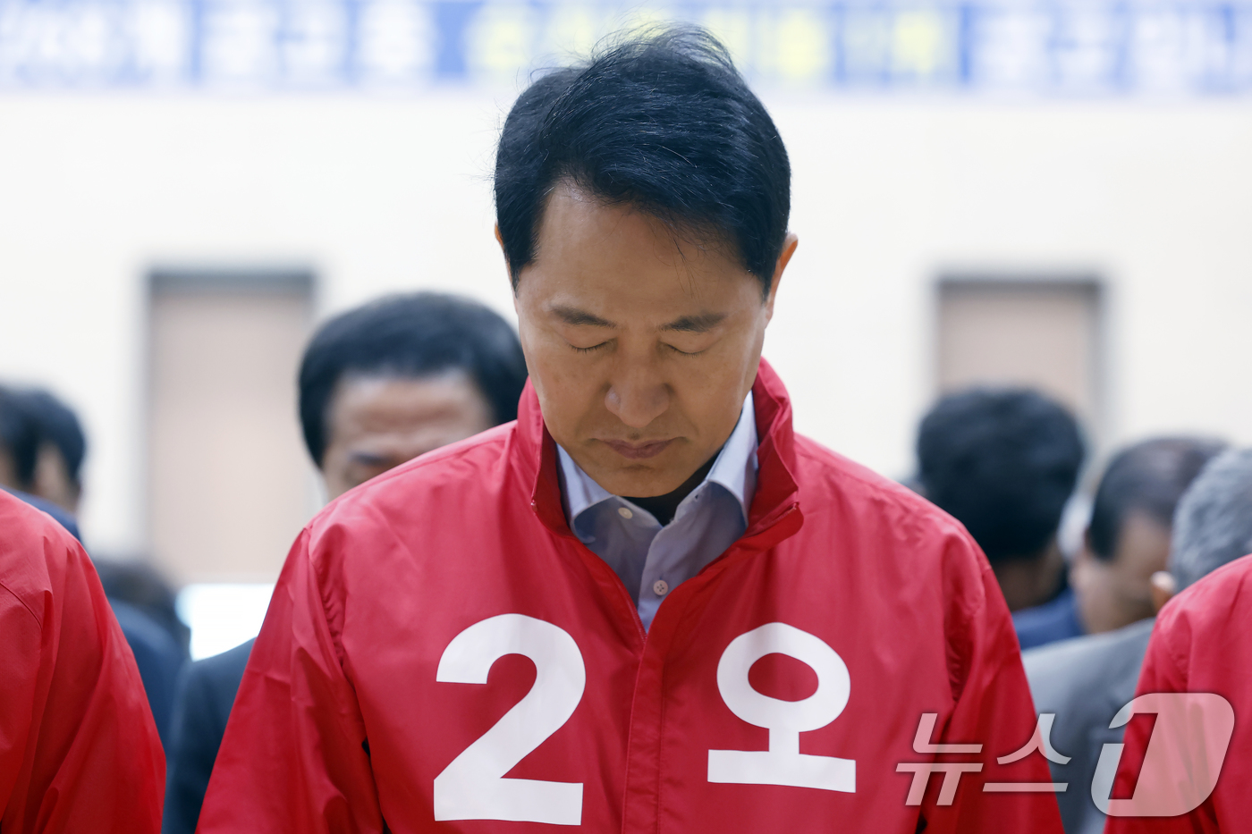 (서울=뉴스1) 박정호 기자 = 오세훈 국민의힘 서울시장 후보가 28일 서울 용산구 청파동 새마을금고 대강당에서 열린 제9회 전국동시지방선거 용산구 필승결의대회에서 묵념을 하고 있 …