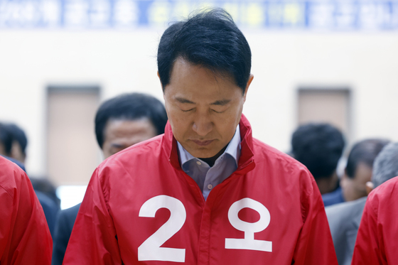 묵념하는 오세훈 후보