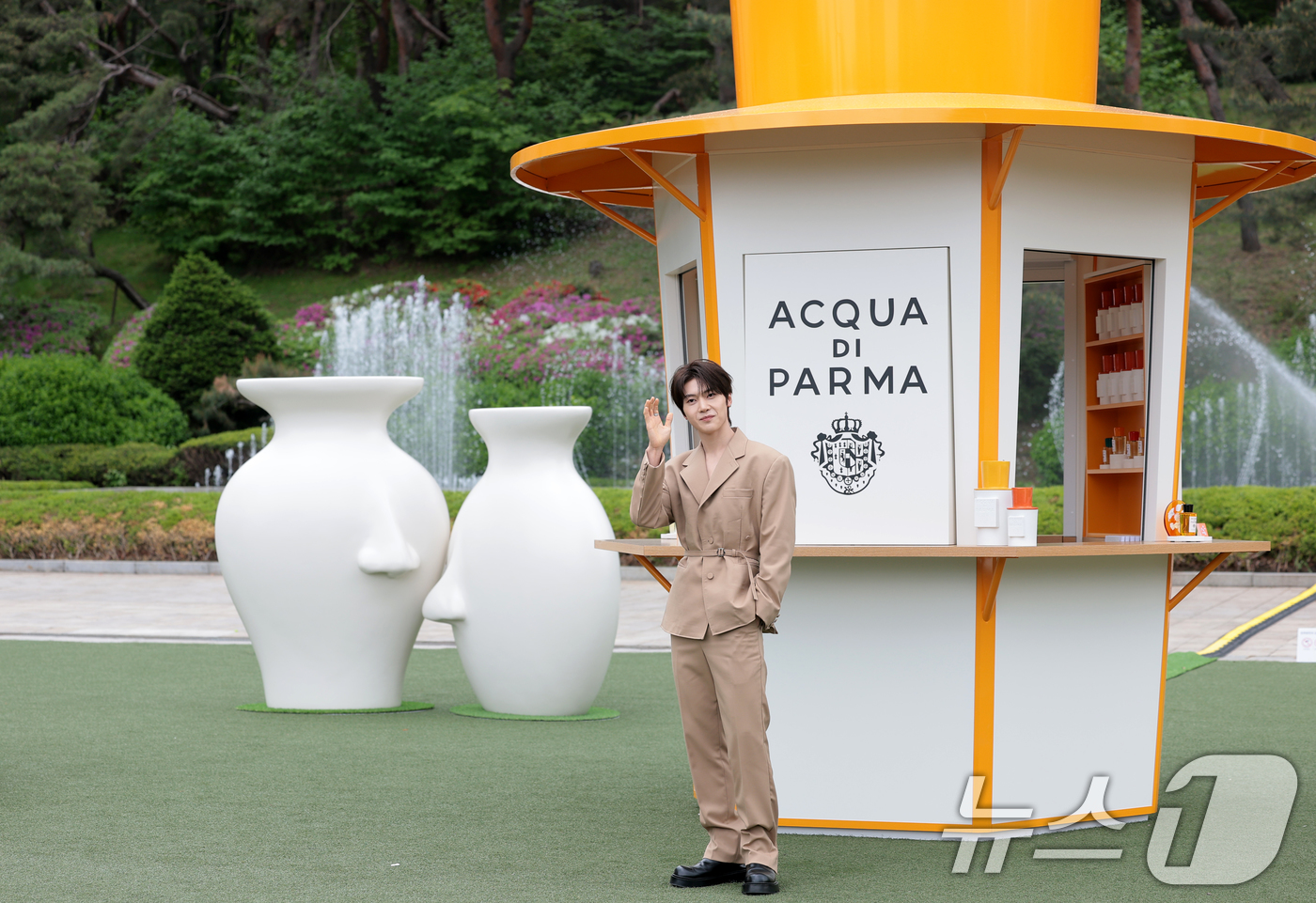 (서울=뉴스1) 권현진 기자 = 제로베이스원 석매튜가 28일 서울 서초구 예술의전당 음악광장에서 열린 아쿠아 디 파르마 팝업 스토어 오픈 행사에 참석해 포즈를 취하고 있다. 202 …