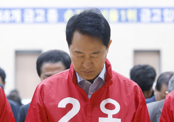 묵념하는 오세훈 서울시장 후보
