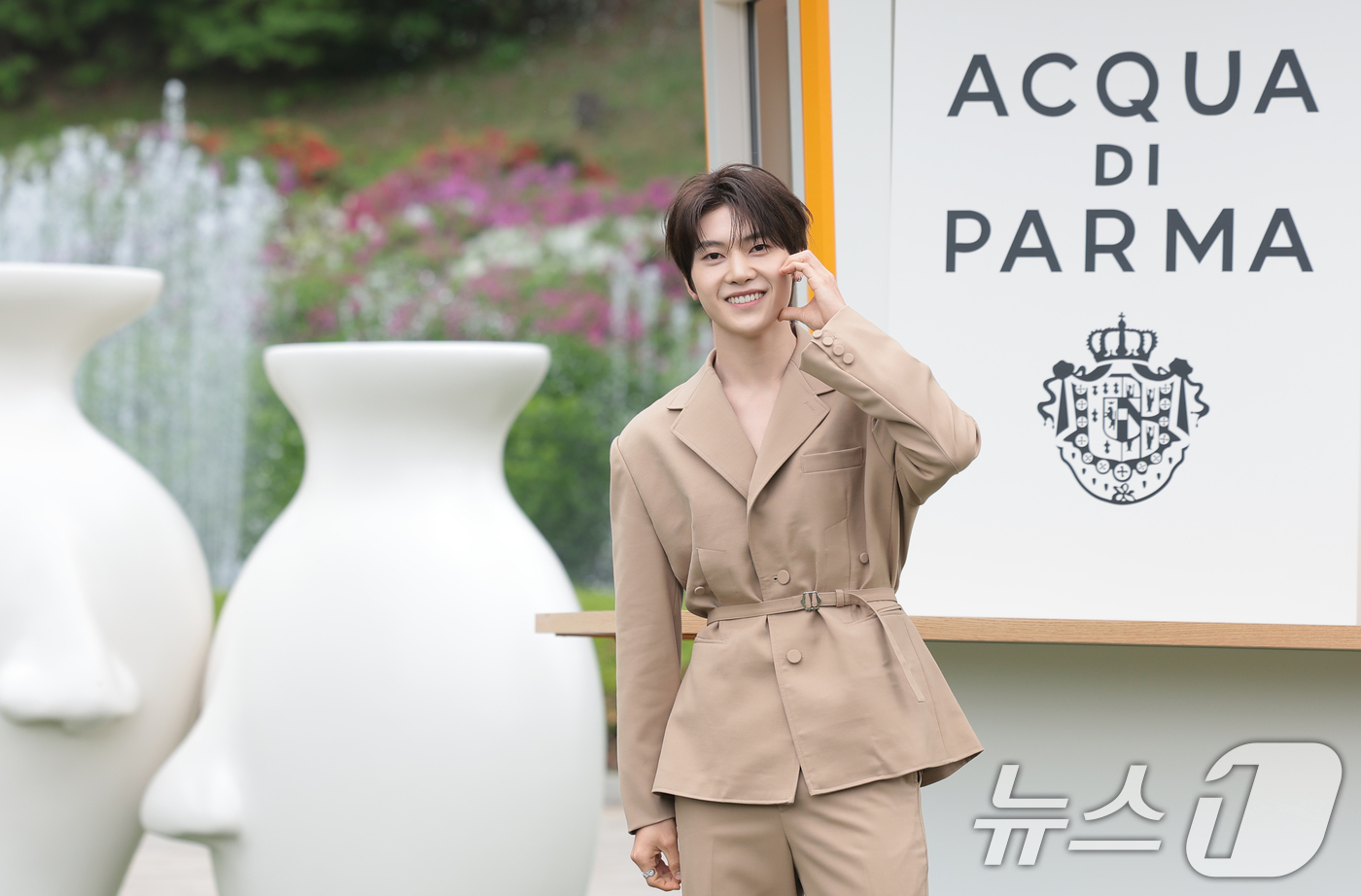 (서울=뉴스1) 권현진 기자 = 제로베이스원 석매튜가 28일 서울 서초구 예술의전당 음악광장에서 열린 아쿠아 디 파르마 팝업 스토어 오픈 행사에 참석해 포즈를 취하고 있다. 202 …