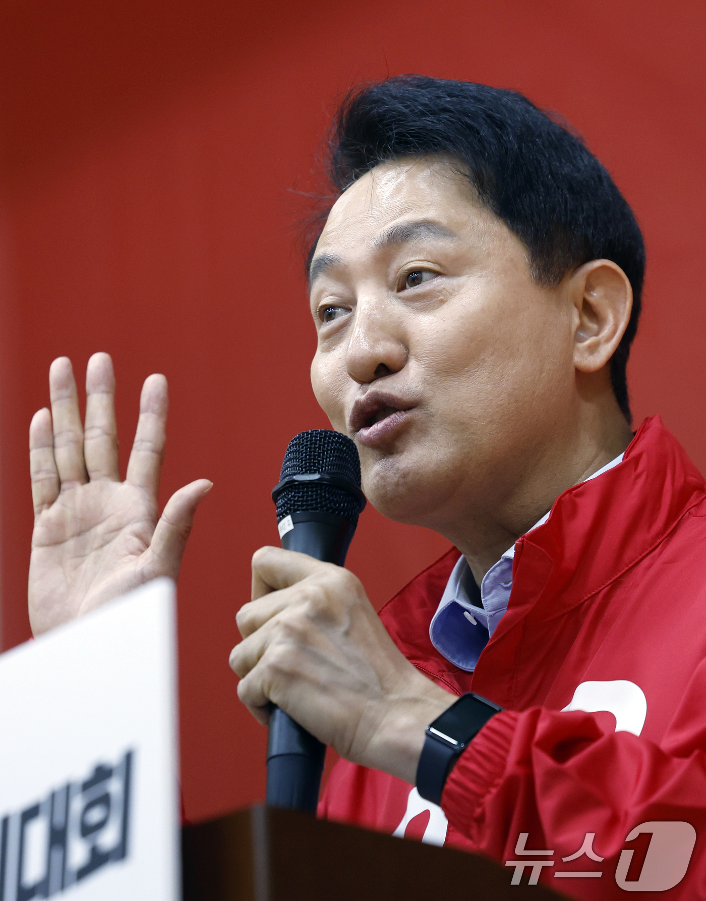 (서울=뉴스1) 박정호 기자 = 오세훈 국민의힘 서울시장 후보가 28일 서울 용산구 청파동 새마을금고 대강당에서 열린 제9회 전국동시지방선거 용산구 필승결의대회에서 축사를 하고 있 …