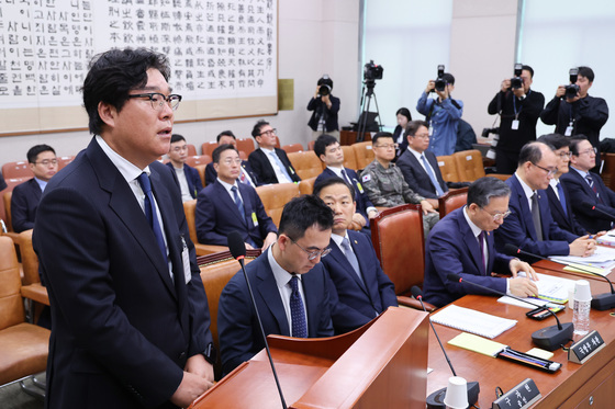 여야, '대북 송금' 김성태 앞에 두고 공방 …"檢압박 수사" "李방북비용"