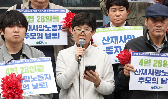 발언하는 故 장덕준 씨 어머니