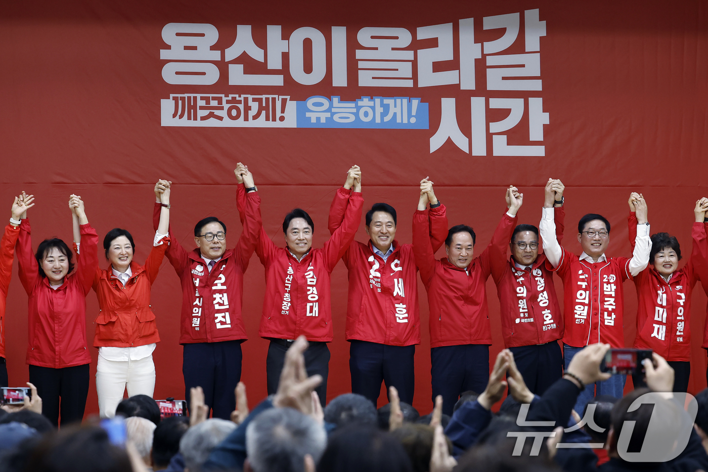 (서울=뉴스1) 박정호 기자 = 오세훈 국민의힘 서울시장 후보가 28일 서울 용산구 청파동 새마을금고 대강당에서 열린 제9회 전국동시지방선거 용산구 필승결의대회에서 시, 구의원 후 …