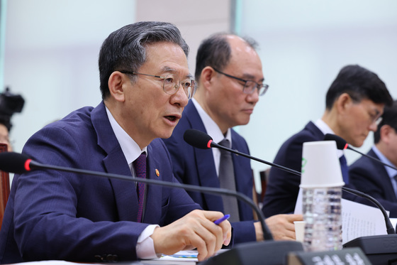 답변하는 정성호 장관