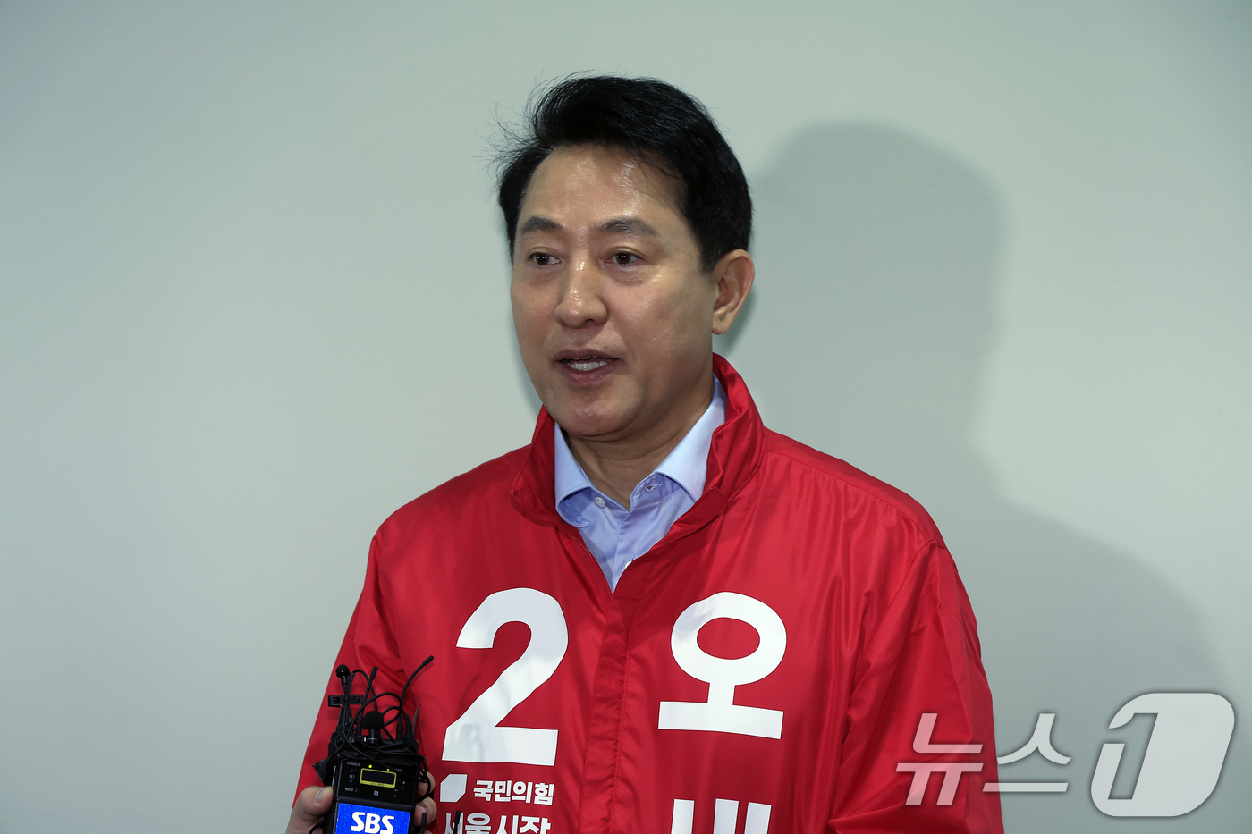 (서울=뉴스1) 박정호 기자 = 오세훈 국민의힘 서울시장 후보가 28일 서울 용산구 청파동 새마을금고 대강당에서 열린 제9회 전국동시지방선거 용산구 필승결의대회 참석 후 취재진과 …