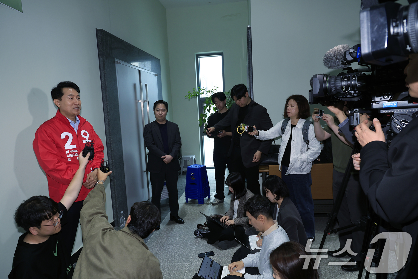 (서울=뉴스1) 박정호 기자 = 오세훈 국민의힘 서울시장 후보가 28일 서울 용산구 청파동 새마을금고 대강당에서 열린 제9회 전국동시지방선거 용산구 필승결의대회 참석 후 취재진과 …