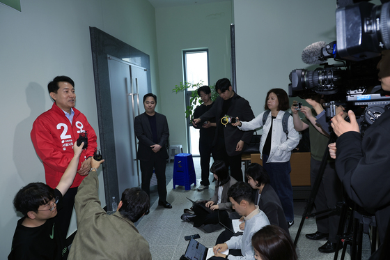 취재진과 인터뷰하는 오세훈 후보