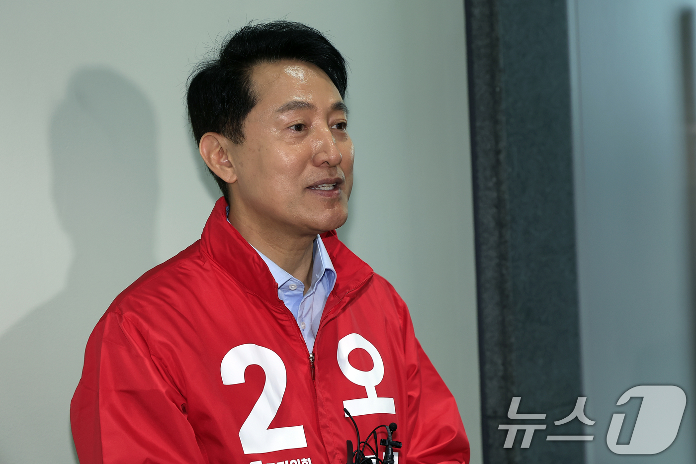 (서울=뉴스1) 박정호 기자 = 오세훈 국민의힘 서울시장 후보가 28일 서울 용산구 청파동 새마을금고 대강당에서 열린 제9회 전국동시지방선거 용산구 필승결의대회 참석 후 취재진과 …