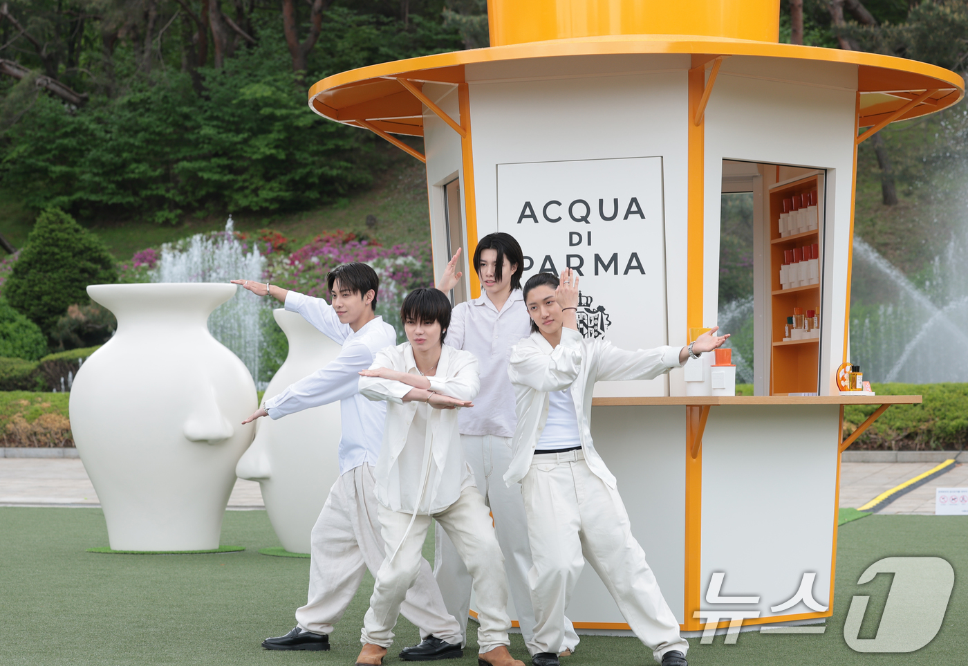 (서울=뉴스1) 권현진 기자 = 그룹 롱샷이 28일 서울 서초구 예술의전당 음악광장에서 열린 아쿠아 디 파르마 팝업 스토어 오픈 행사에 참석해 포즈를 취하고 있다. 2026.4.2 …
