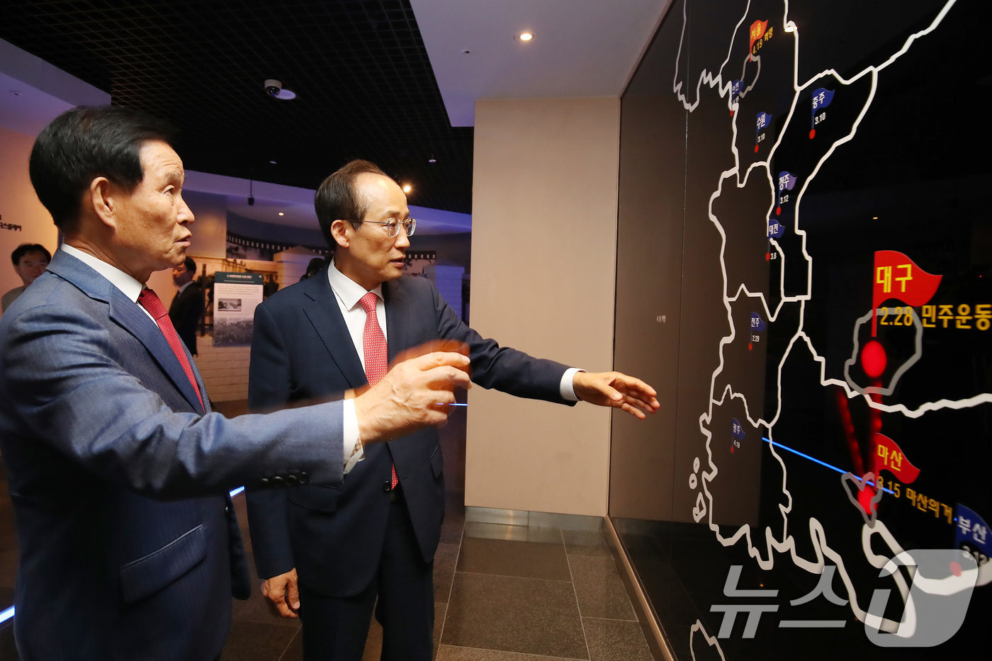 (대구=뉴스1) 공정식 기자 = 추경호 국민의힘 대구시장 후보가 28일 오전 대구 중구 2.28민주운동기념회관을 찾아 곽대훈 기념사업회장과 2.28민주운동 기록물 전시관을 살펴보고 …