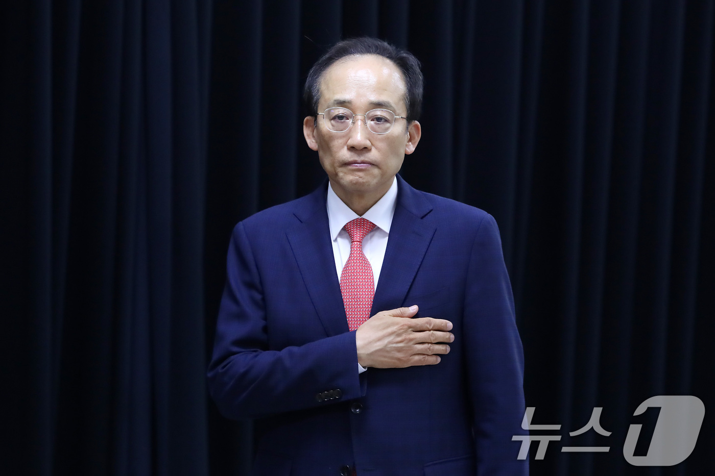 (대구=뉴스1) 공정식 기자 = 추경호 국민의힘 대구시장 후보가 28일 오전 대구 중구 2.28민주운동기념회관을 찾아 국민의례를 하고 있다. 2026.4.28/뉴스1