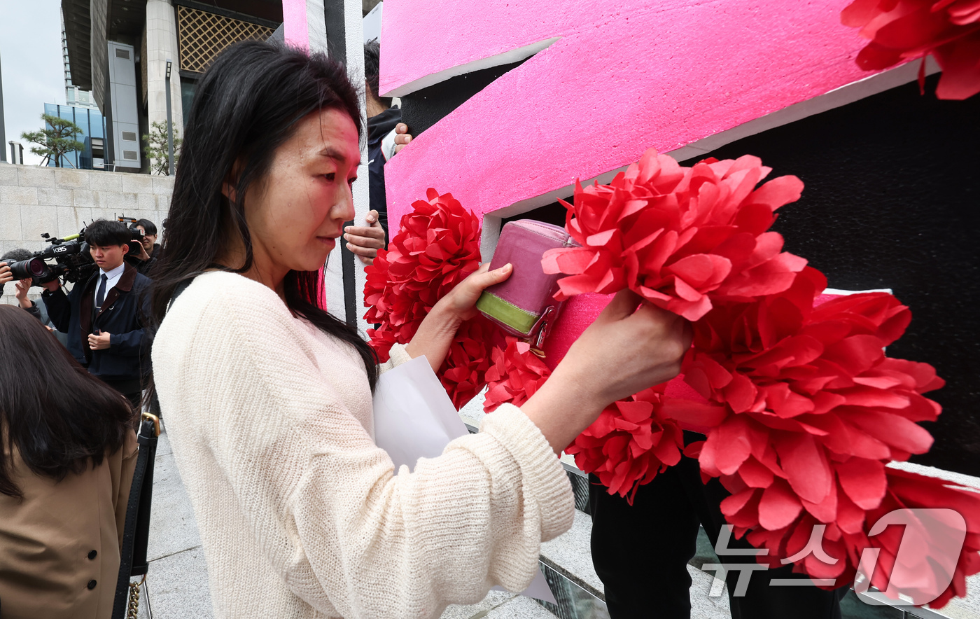 (서울=뉴스1) 임지훈 인턴기자 = 산업재해근로자의 날인 28일 오전 서울 종로구 세종문화회관 앞에서 열린 '세계 산재 사망 노동자 추모의 날' 기자회견에서 산재피해가족네트워크 ' …