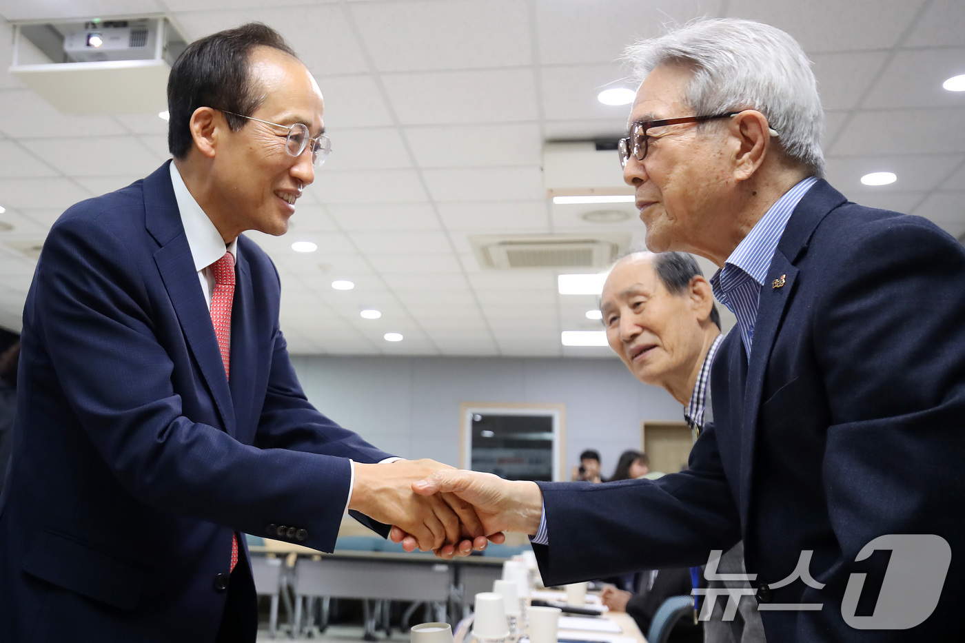 (대구=뉴스1) 공정식 기자 = 추경호 국민의힘 대구시장 후보가 28일 오전 대구 중구 2.28민주운동기념회관을 찾아 2.28민주운동 주역인 원로 자문위원들과 인사 나누고 있다. …