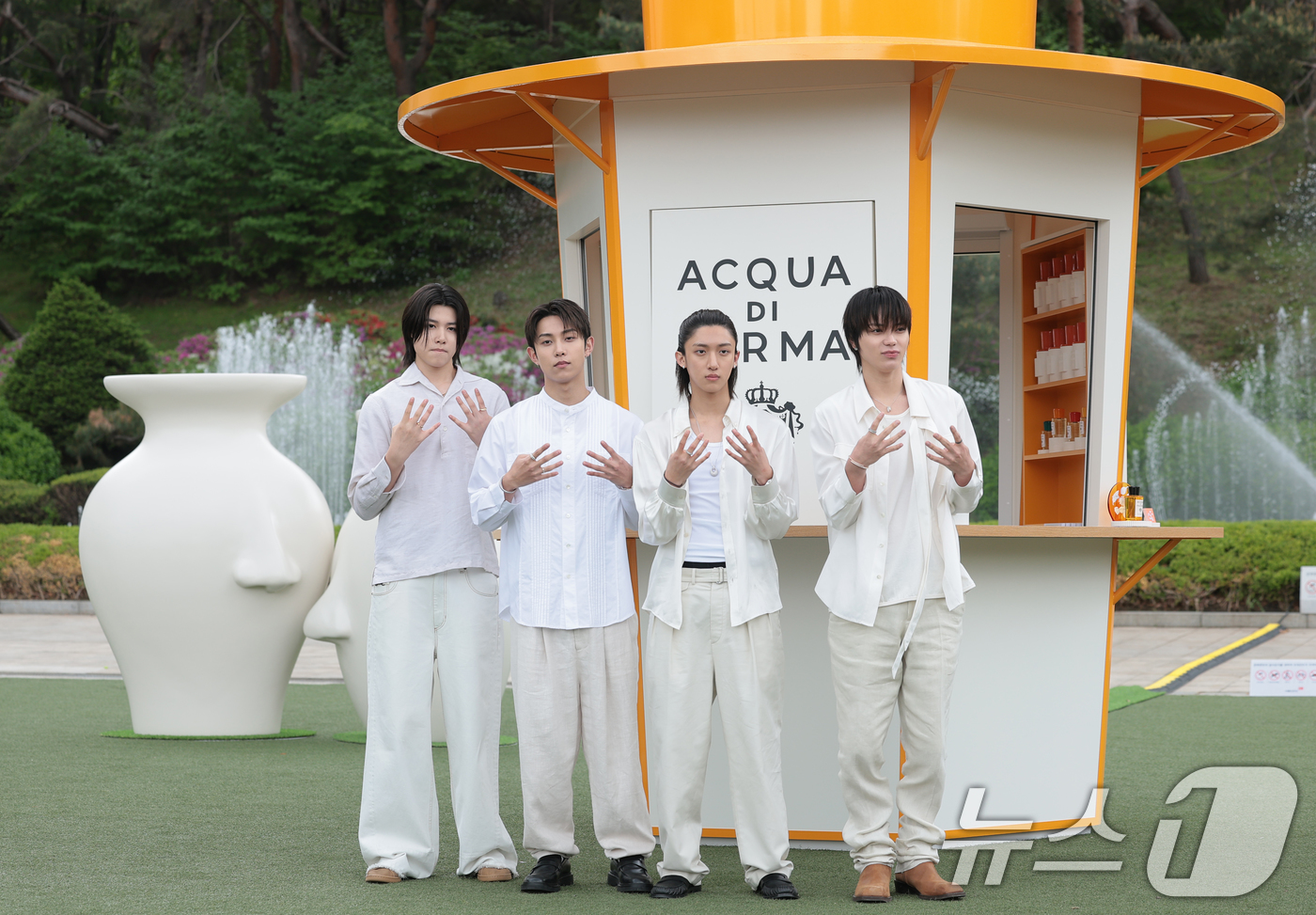 (서울=뉴스1) 권현진 기자 = 롱샷의 루이(왼쪽부터)와 률, 우진, 오율이 28일 서울 서초구 예술의전당 음악광장에서 열린 아쿠아 디 파르마 팝업 스토어 오픈 행사에 참석해 포즈 …