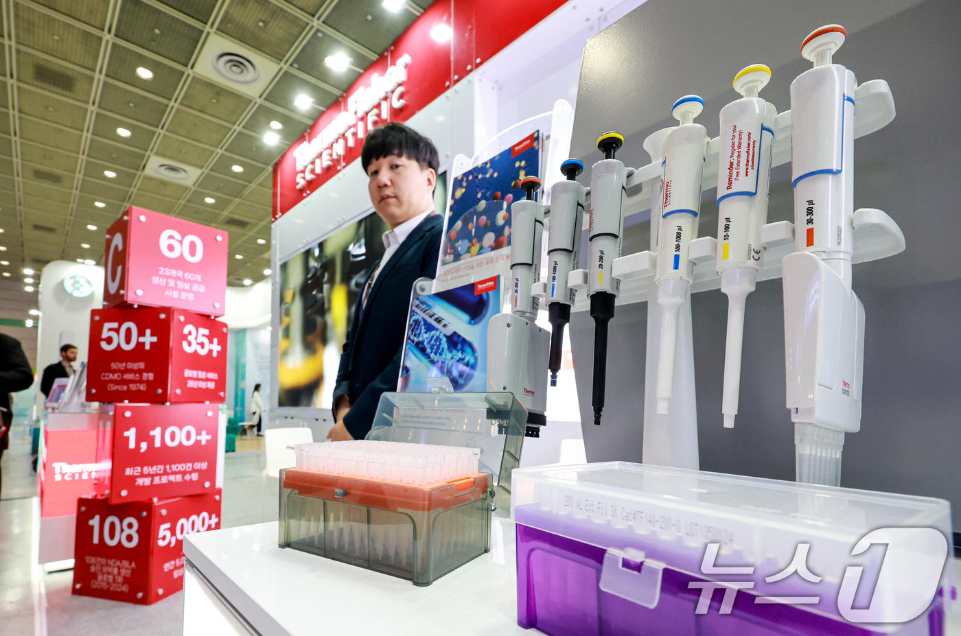 (서울=뉴스1) 이호윤 기자 = 28일 서울 강남구 코엑스에서 열린 ‘바이오코리아 2026' 부스에 바이오 산업 의료용품이 전시돼 있다.올해로 21회째를 맞은 바이오 코리아는 ‘혁 …