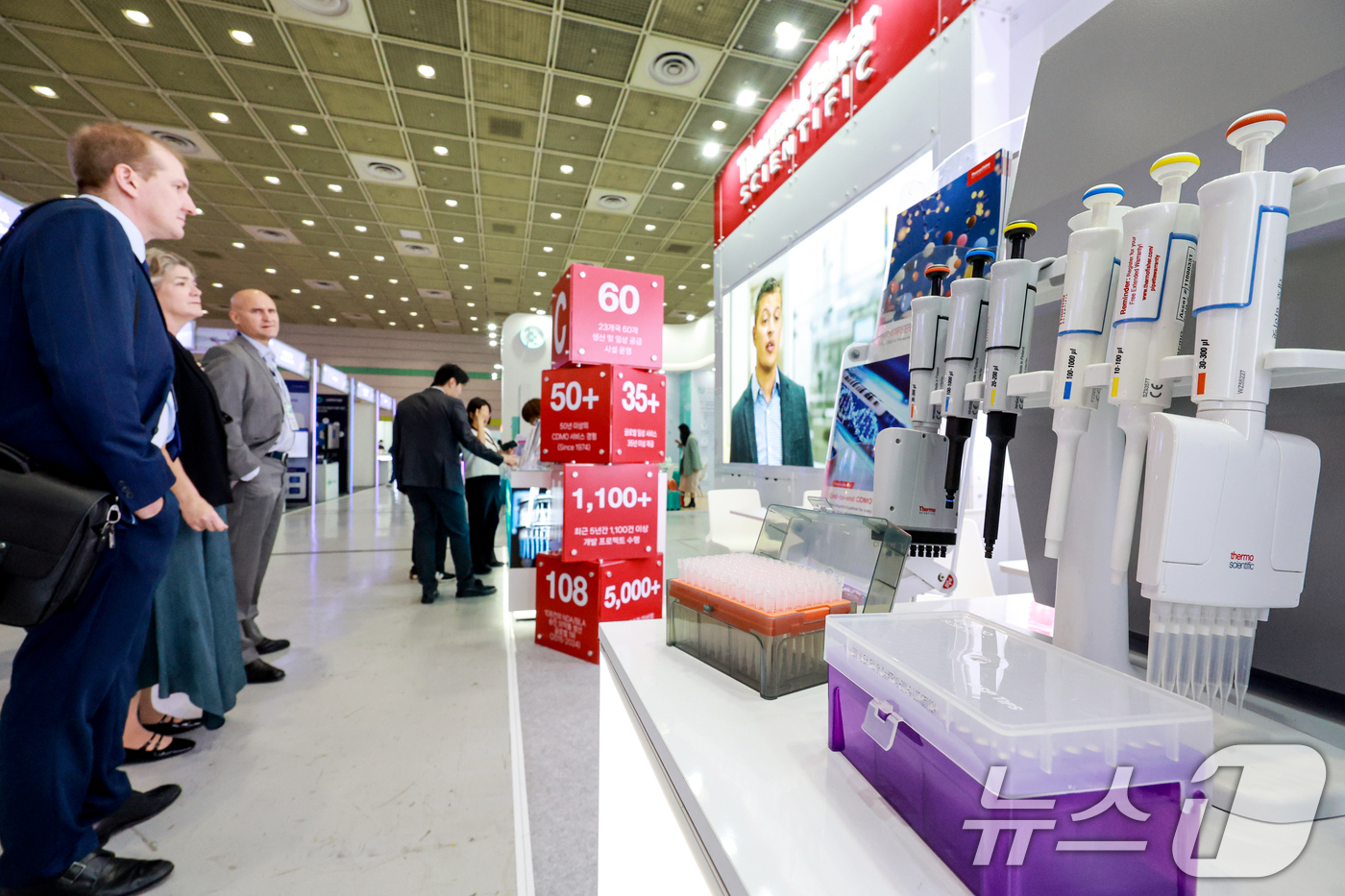 (서울=뉴스1) 이호윤 기자 = 28일 서울 강남구 코엑스에서 열린 ‘바이오코리아 2026'을 찾은 해외 바이어들이 부스를 둘러보고 있다.올해로 21회째를 맞은 바이오 코리아는 ‘ …