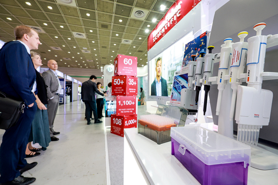 한국의 바이오 혁신 기술 탐방하는 해외 바이어들